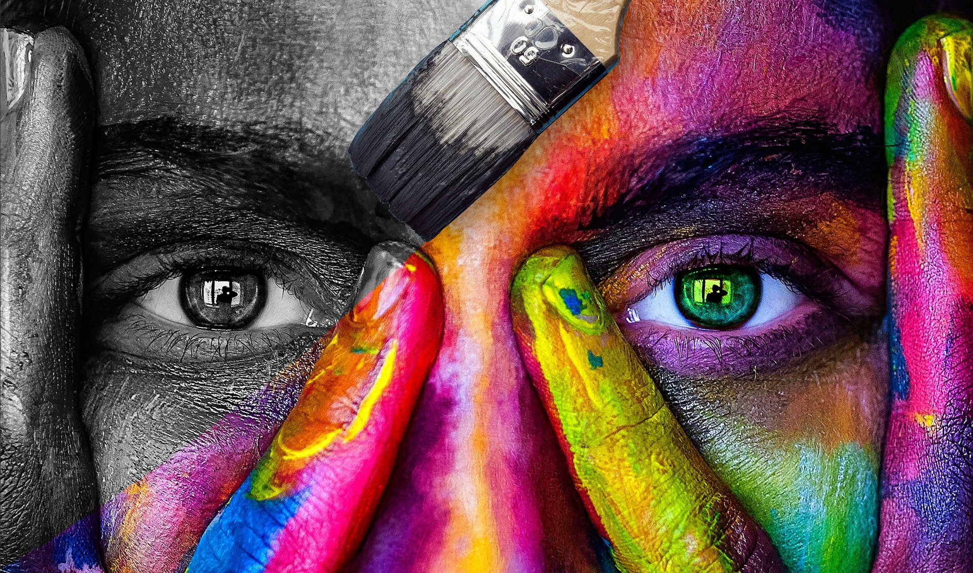Visage en gros plan avec de la peinture multi-couleurs