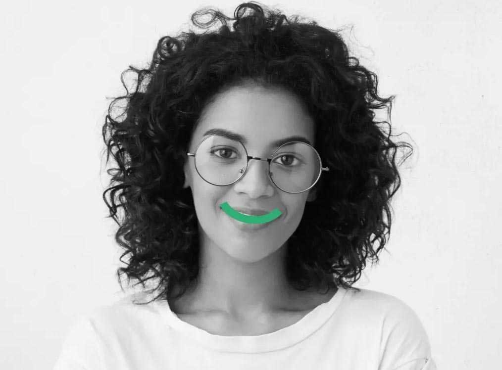 Une jeune femme avec des lunettes